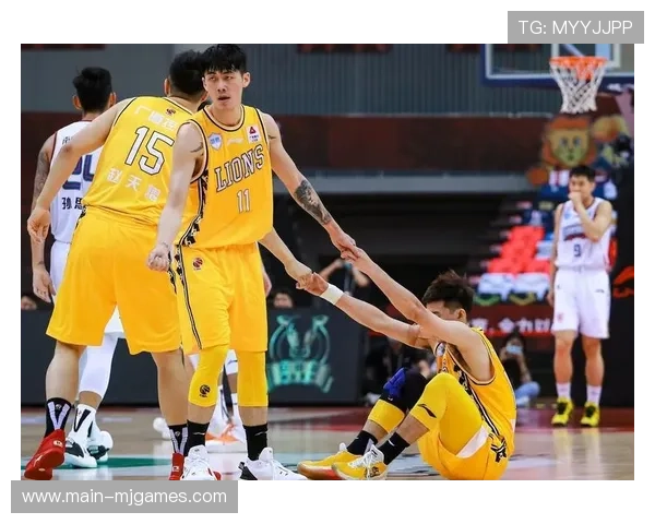 广厦队为刘铮庆生，团队氛围融洽